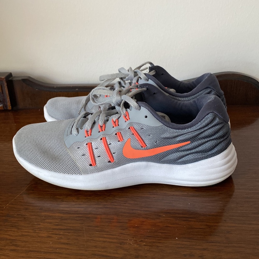 17:08 - Nike Lunarstelos Runners